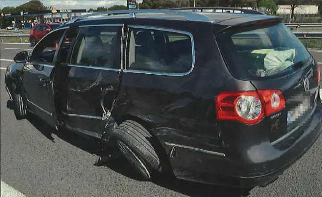 El conductor investigado chocó contra este coche de una familia de Barcelona antes de volcar en la A-2.