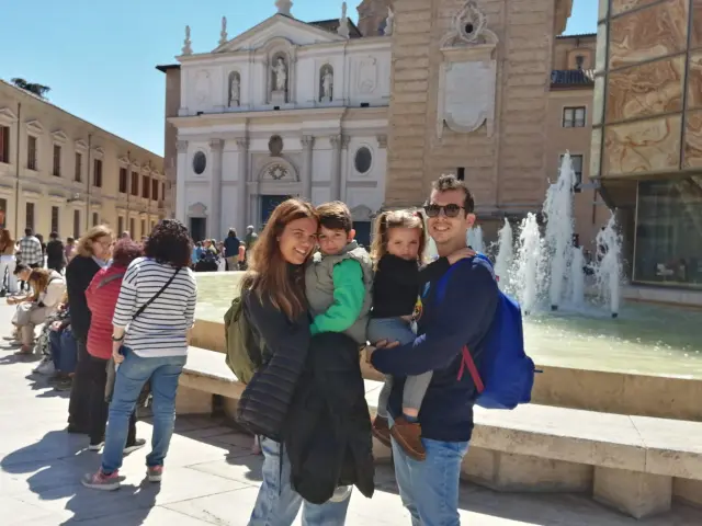 Familia catalana que ha visto a la princesa Leonor en Zaragoza.