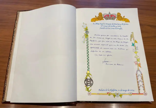 Página con la dedicatoria y la firma de Leonor de Borbón en el libro de oro de las Cortes de Aragón.
