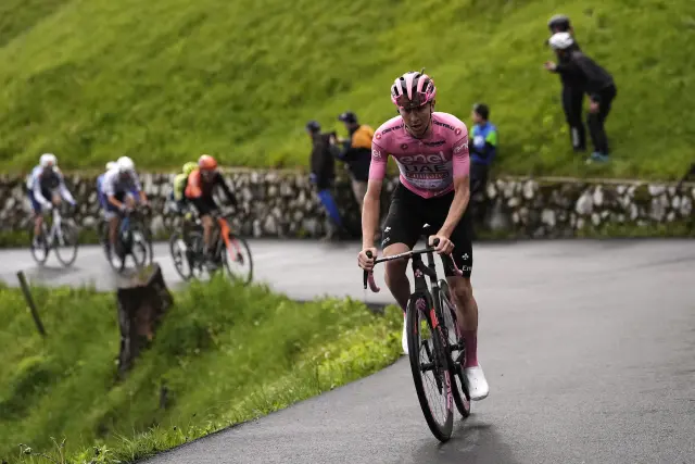Pogacar, en acción en la 17ª etapa del Giro disputada entre Selva di Val Gardena y Passo Brocon