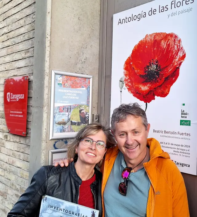 Beatriz Bertolín y Uge Fuertes en la Biblioteca Verde. El fotógrafo presentó el martes allí su libro 'Inventografías'.