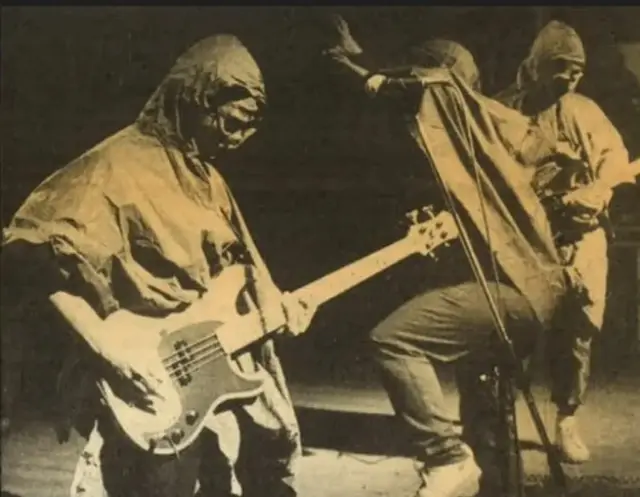 Bunbury, con el bajo, en primer término, durante el concierto de Proceso Entrópìco en la Muestra del 84.