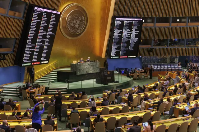 New York (United States), 23/05/2024.- The vote of each country is displayed on the screens as the General Assembly votes on creating an International Day of Remembrance for victims of the Srebrenica genocide at the United Nations Headquarters in New York, New York, USA, 23 May 2024. The resolution would designate 11 July annually as the 'International Day of Reflection and Commemoration of the 1995 Genocide in Srebrenica', commemorating the 1995 genocide of more than 8,000 Bosnian Muslims by Bosnian Serbs. (Nueva York) EFE/EPA/SARAH YENESEL
