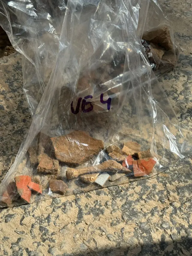 Una bolsa con algunos de los restos hallados en los sondeos
