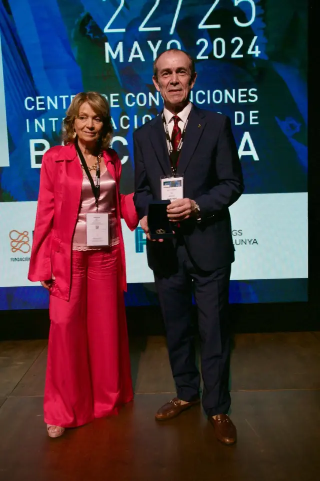El doctor Luis Humberto Ros junto a la doctora Milagros Martí, presidenta saliente de la Seram.