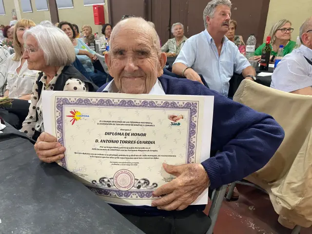 Antonio Torres, de 101 años, natural de Alcampell y residente en Binéfar, ha recibido un diploma.