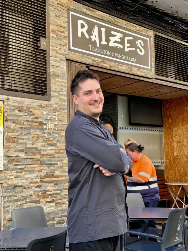 Javier Nadal abrió hace casi un año en Zuera el restaurante Raizes.
