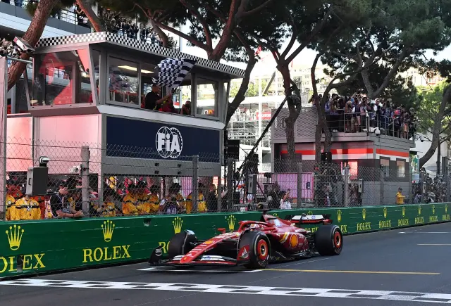El piloto de Ferrari Charles Leclerc, ante la línea de meta en el Gran Premio de Mónaco