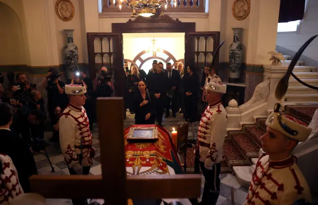 El ataúd con los restos del rey Fernando I se coloca a la entrada del Palacio Real de Vrana durante su ceremonia funeraria, en Sofía, Bulgaria
