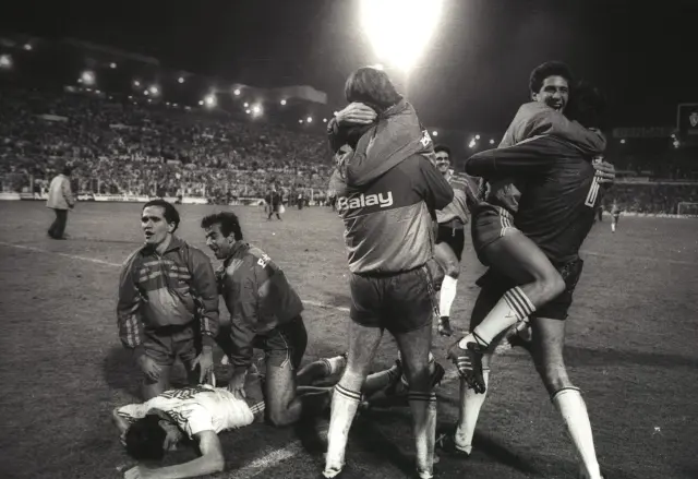 Abrazos a Andoni Cedrún tras la tanda de penaltis contra la Roma. En la imagen, Cedrún es abrazado por Roberto Elvira.