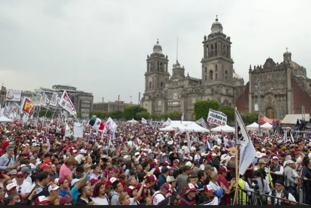 La plaza del Zocalo en Ciudad de México abarrotada en el mitin de cierre de campaña del partido oficialista