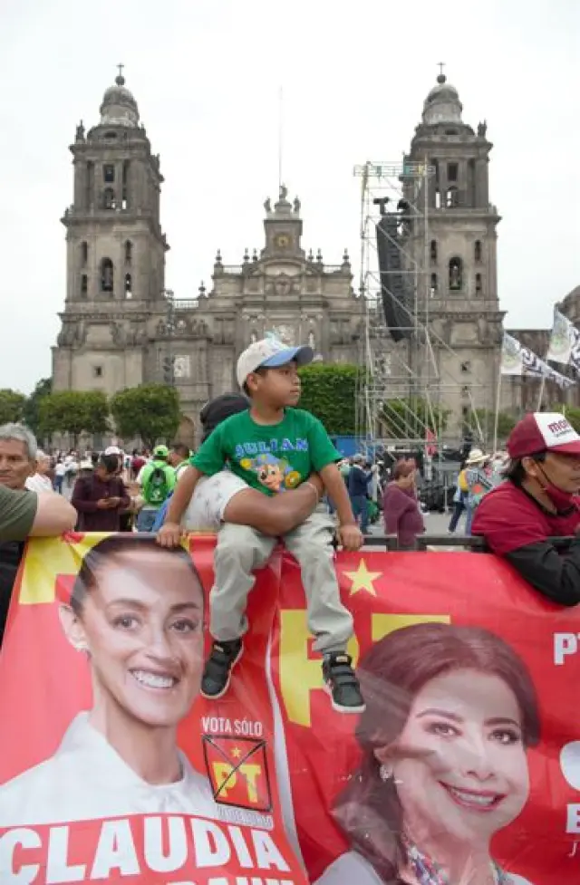 Un niño ante la catedral de Ciudad de México en un mitin de cierre de campaña