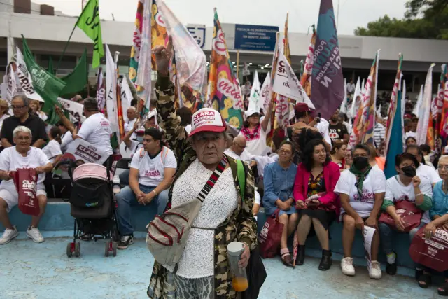 Una anciana apoya al partido oficialista durante la campaña electoral en México.