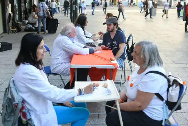 La consulta del psiquiatra, gratuita y en la calle para protestar en el centro de Zaragoza