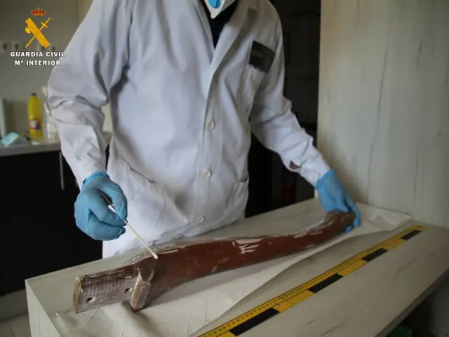 La Guardia Civil recuperó el arma usada en el ataque, una pata de una vieja mesa de madera.