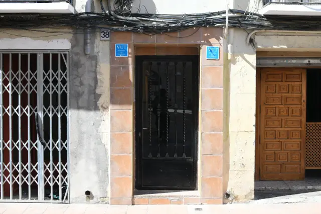 Dos pisos turísticos en una calle de La Magdalena.