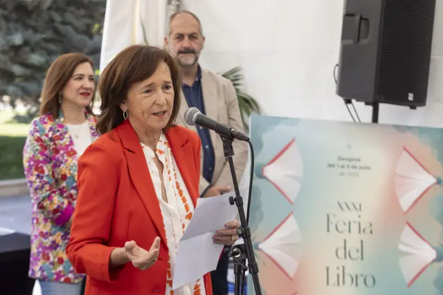 Ana Santos Aramburo (Zaragoza, 1957) durante la lectura de su pregón, lleno de emoción, de generosidad y de homenajes a maestros, bibliotecarios, lectores, escritores, editores, ilustradores, las gentes del libro.