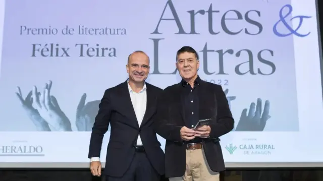 Félix Teira recibió en 2022 varios galardones, entre ellos el de Literatura de 'Artes & Letras' de la mano de Javier Cendoya.