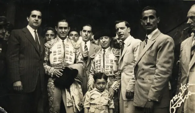 Jordi, de muy niño, en 1949, a los 4 años, entre Miguel Báez 'Litri' y Antonio Ordóñez.