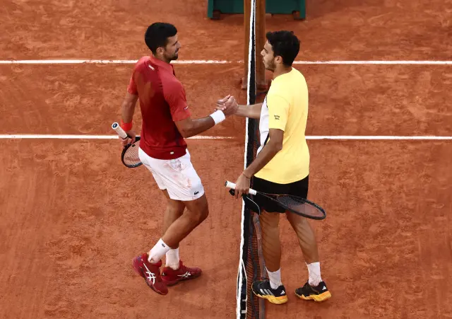 El serbio Novak Djokovic le da la mano al argentino Francisco Cerúndolo tras ganar su partido de cuarta ronda de Roland Garros