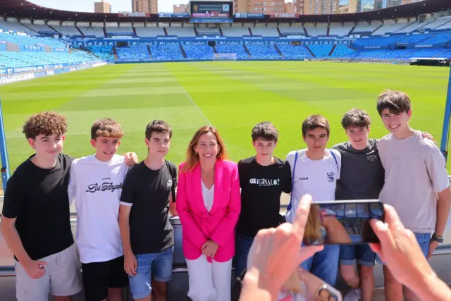 La alcaldesa de Zaragoza posa junto a un grupo de aficionados en La Romareda.