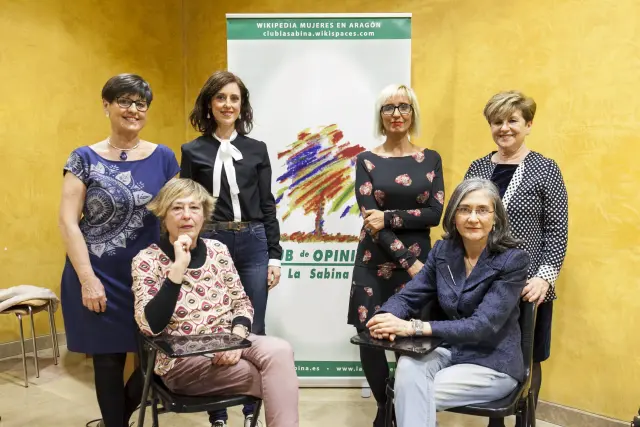 Una cita de mujeres escritoras, promovida por La Sabina. Atrás: Elena Laseca, Irene Vallejo, Patricia Esteban y Gloria Labarta. Delante: Concha Montserrat y María Dubón.