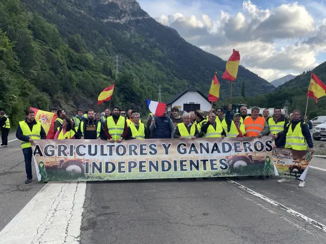 Agricultores y ganaderos españoles y franceses durante las protestas.