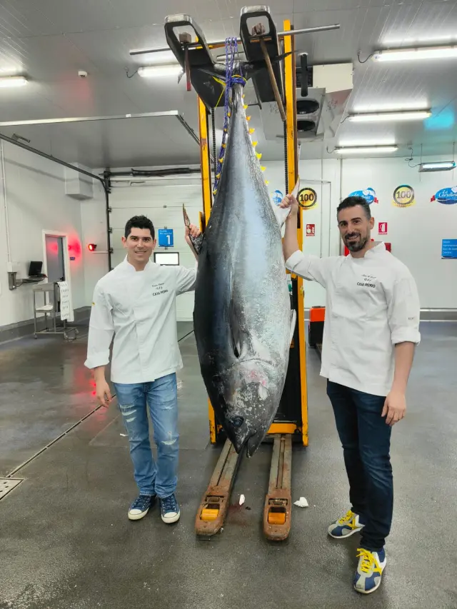 Los hermanos Carcas, de Huesca, junto al ejemplar de atún de 175 kilos pescado este jueves.