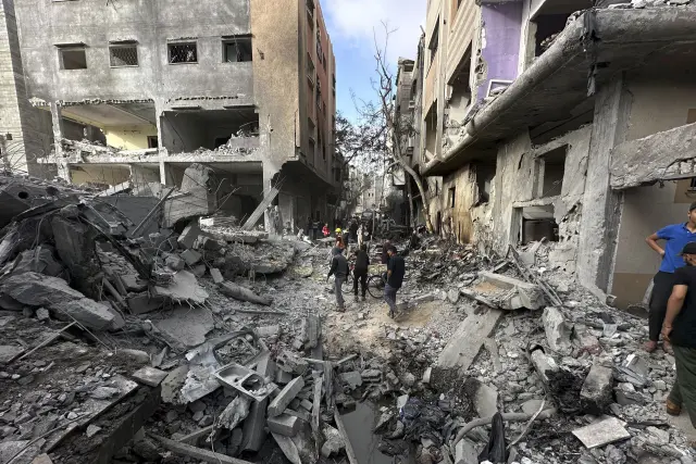NUSEIRAT (GAZA), 08/06/2024.- Una zona destruida tras una operación militar israelí en el campo de refugiados de Nuseirat, en la zona central de la Franja de Gaza, este sábado, donde al menos 210 gazatíes murieron y más de 400 resultaron heridos bajo el intenso fuego israelí durante la operación de rescate de cuatro rehenes israelíes con vida. Los rehenes rescatados con vida son Noa Argamani, de 25 años, de Almog Meir Jan, de 21, Andrey Kozlov, de 27, y Shlomi Ziv, de 40, que fueron secuestrados por Hamás en el festival de música 'Nova' el 7 de octubre EFE/STR