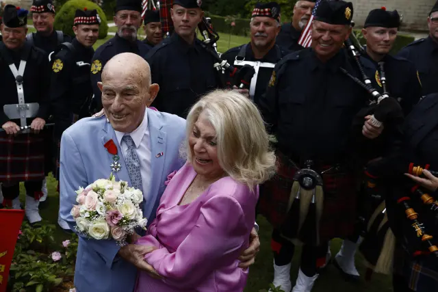 US WWII veteran Harold Terens, 100, left, and Jeanne Swerlin, 96, arrive to celebrate their wedding at the town hall of Carentan-les-Marais, in Normandy, northwestern France, on Saturday, June 8, 2024. Together, the collective age of the bride and groom was nearly 200. But Terens and his sweetheart Jeanne Swerlin proved that love is eternal as they tied the knot Saturday inland of the D-Day beaches in Normandy, France. (AP Photo/Jeremias Gonzalez) Associated Press / LaPresse Only italy and Spain