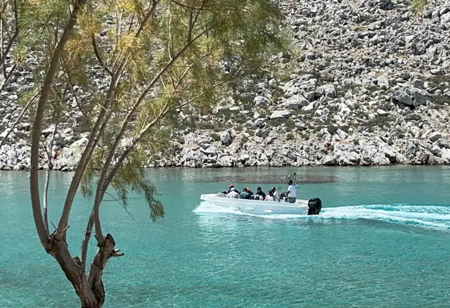 Rescuers and officials arrive at the area where the body of British TV presenter Michael Mosley, which was found after he had been missing, on the southeastern Aegean Sea island of Symi, Greece, June 9, 2024. REUTERS/Panormitis Chatzigiannakis BEST QUALITY AVAILABLE [[[REUTERS VOCENTO]]]