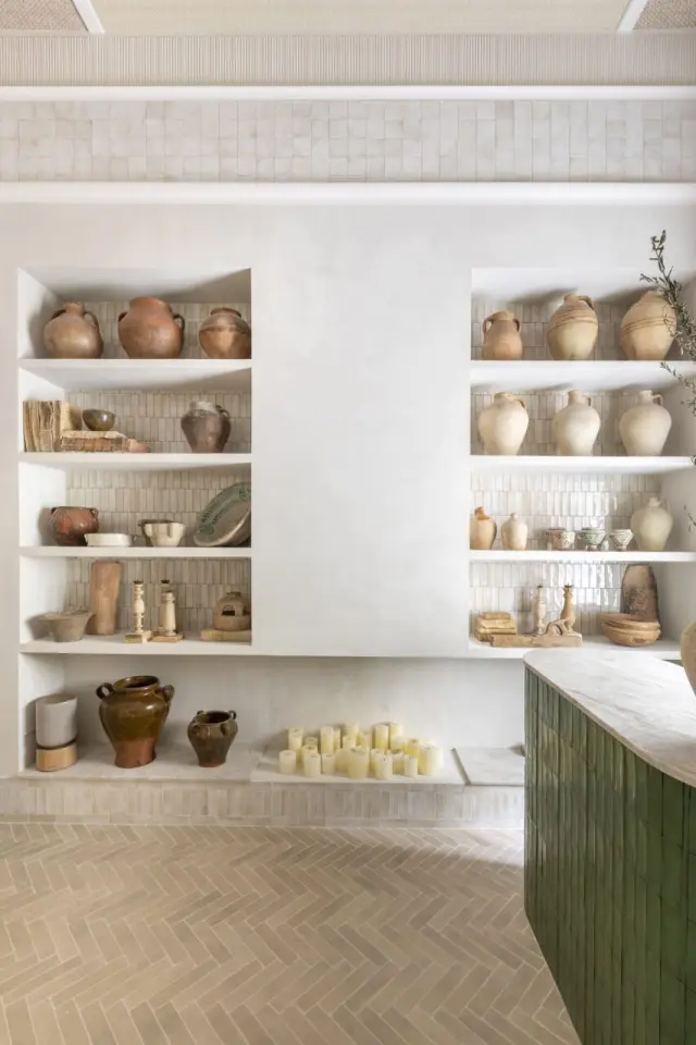 Proyecto 'COCO, stay & relax', de Devesa y Agenjo Interiorismo. En la imagen se muestran los tesoros de madera, cerámica y pergamino de Marsol e Hijos.