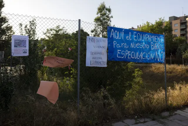 Los vecinos han empezado a empapelar con carteles de protesta la valle del solar junto al paseo de la Ribera en el que reclaman un centro social polivalente.