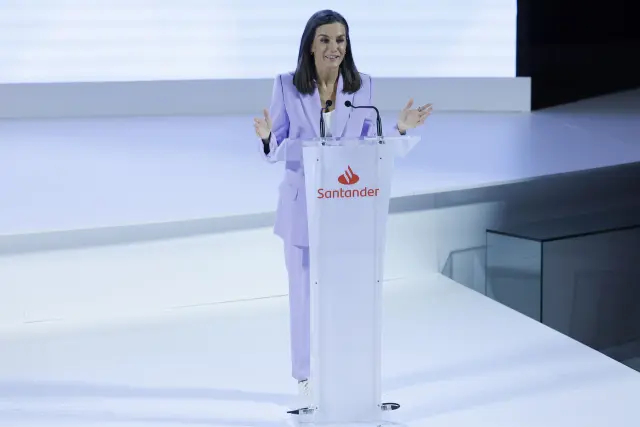 MADRID, 11/06/2024.- La reina Letizia interviene en la convocatoria anual de los "Proyectos sociales de Banco Santander Euros de tu Nómina" este martes en Madrid. EFE/ Zipi