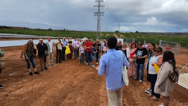 Imagen de la inauguración del parque solar remoto en Murcia, con futuros usuarios.