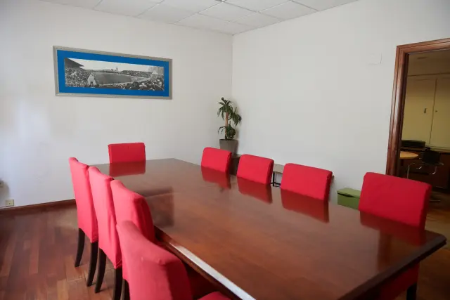 Esta era (y así sigue amueblada) la sala de reuniones de las oficinas de La Romareda entre 1988 y 2000, bajo el Fondo Norte.