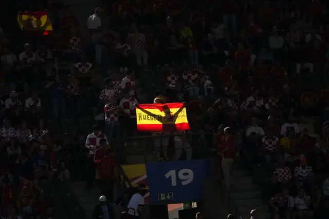 Un aficionado de Huesca porta una bandera de España en el Olímpico de Berlín.
