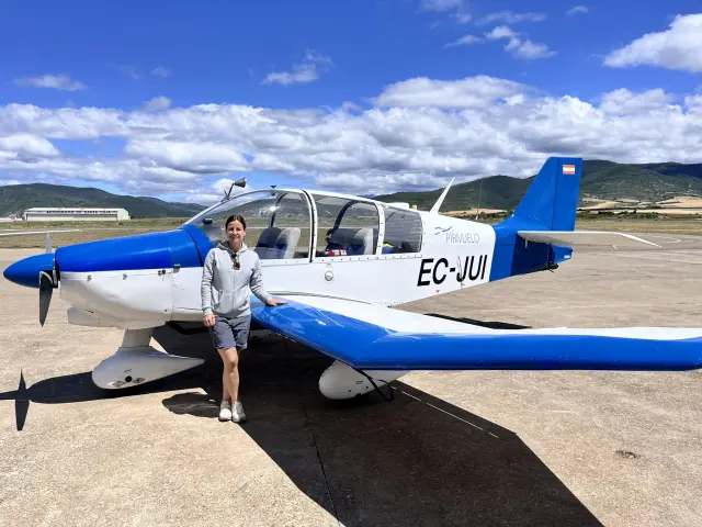 Ana Alegre, piloto del avión turístico de Pirivuelo que sobrevuela el Pirineo.