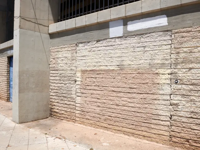 La puerta de acceso directo a la zona de los calabozos desde la calle Jerusalén se aprecia tapiada desde hace años.