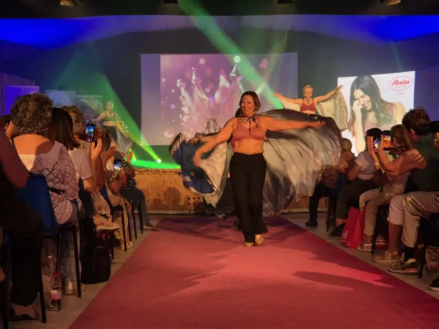 Desfile de bañadores y ropa interior protagonizado por la Asociación de Mujeres Aragonesas de Cáncer Genital y de Mama (Amag-Gema) en La Puebla de Alfindén