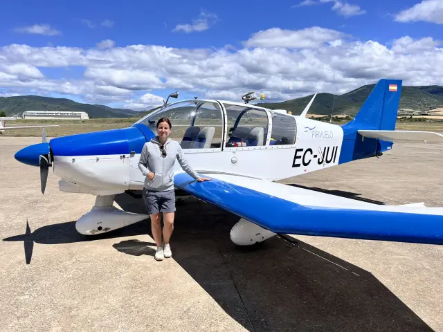 La piloto Ana Alegre, ante el avión utilizado para realizar los vuelos turísticos: un Robin Dr400/180R de cuatro plazas, en el aeropuerto de Santa Cilia