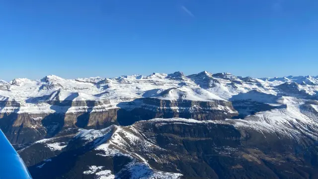 Vista del Pirineo desde el avión turístico de Pirivuelo