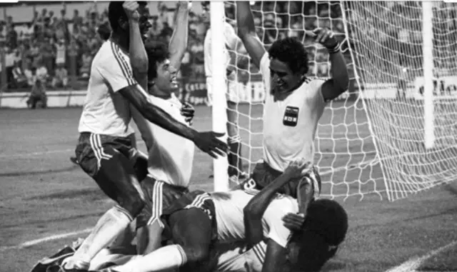 La escasa profundidad de las redes de La Romareda en los tres partidos del Mundial España 82 se aprecia en esta celebración del gol del Honduras a Irlanda del Norte (1-1). Fue una rareza pasajera.