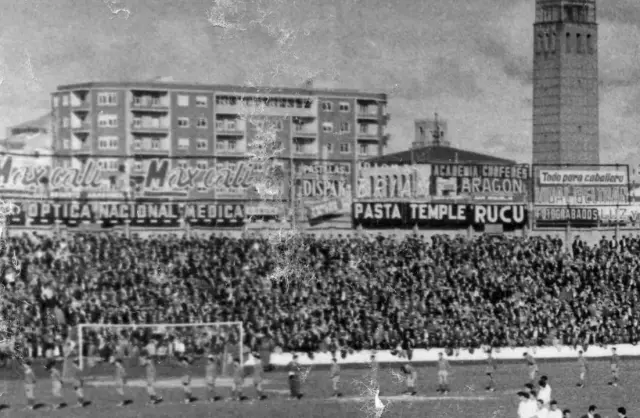 Foto del Fondo Norte de La Romareda, en la temporada 60-61, antes de un partido. Se ve cómo eran las porterías con hierros.