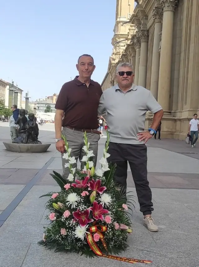 Antonio Torres y Farid Mohamed, representantes de la 84º Promoción junto a la ofrenda floral