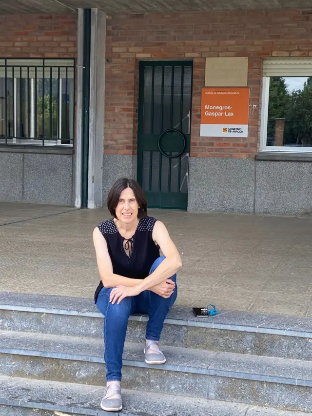 La profesora Lucía Peralta, hoy ante el Instituto Monegros, en Sariñena.