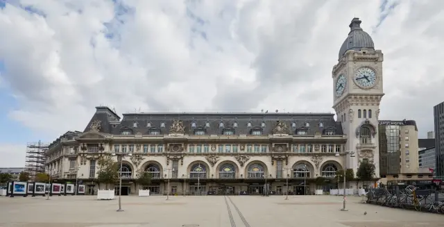 La fachada principal, con relieves alegóricos, de la estación de París Gare de Lyon.