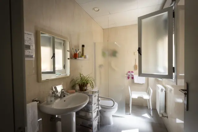 Uno de los baños de los apartamentos tutelados del Centro de Día CAI-Ozanam.