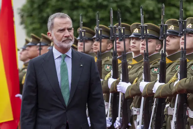 Spain's King Felipe VI reviews a guard of honor during a welcome ceremony at the Presidential palace in Vilnius, Lithuania, Monday, June 24, 2024. (AP Photo/Mindaugas Kulbis)