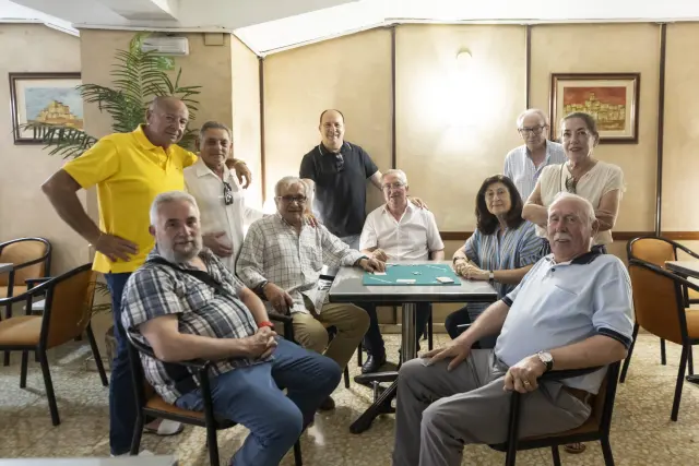 Miembros de la Asociación de Amigos del Mus que se dieron cita el pasado viernes en la cafetería Cavia para jugar